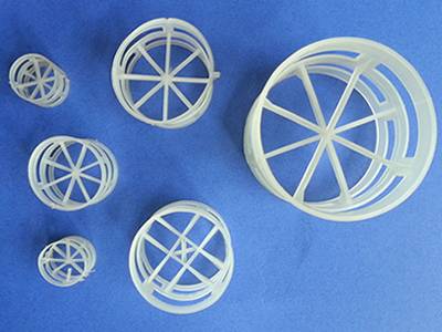 There are several plastic pall rings in different sizes.